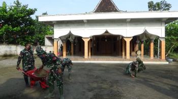 Satgas TMMD Kodim Bojonegoro Melaksanakan Karya Bakti Pembersihan Lingkungan Masjid